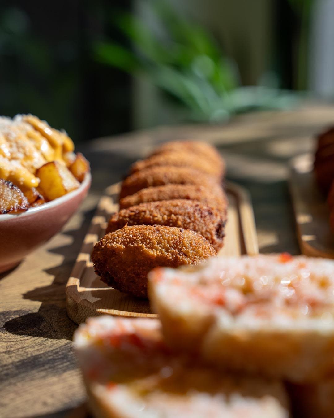 Croquetas, patatas bravas y pan con tomate en Bandarra